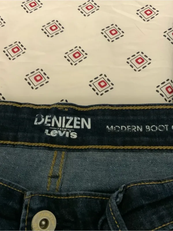 Levi's Women’s Straight Leg Jeans in Dark Blue Denim - Image 2