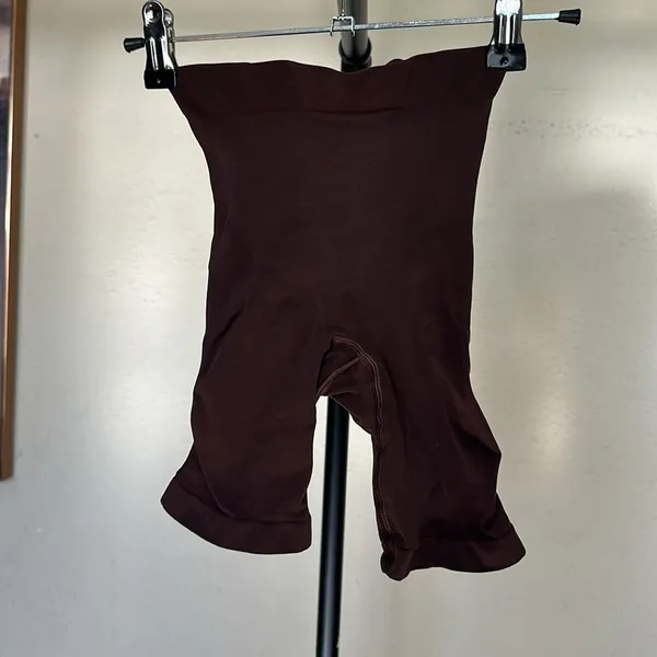 SKIMS SEAMLESS SCULPT MID THIGH‎ SHORT size M cocoa - Image 3