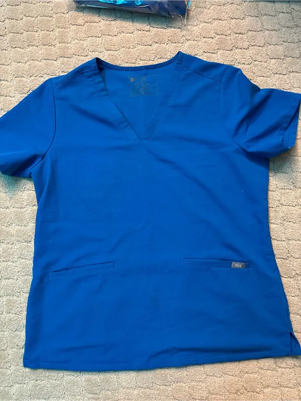 FIGS Casma Three-Pocket Scrub Top in Royal Blue - Image 2
