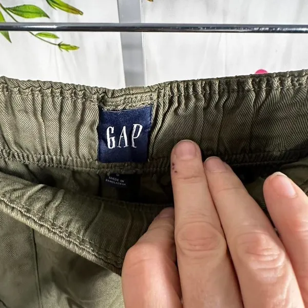 S234. Gap green cargo pants with adjustable wais - Image 2