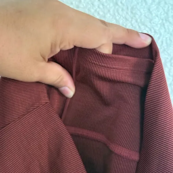 Vuori Lux Rib Studio Leggings Currant Heather burnt red color size large - Image 13