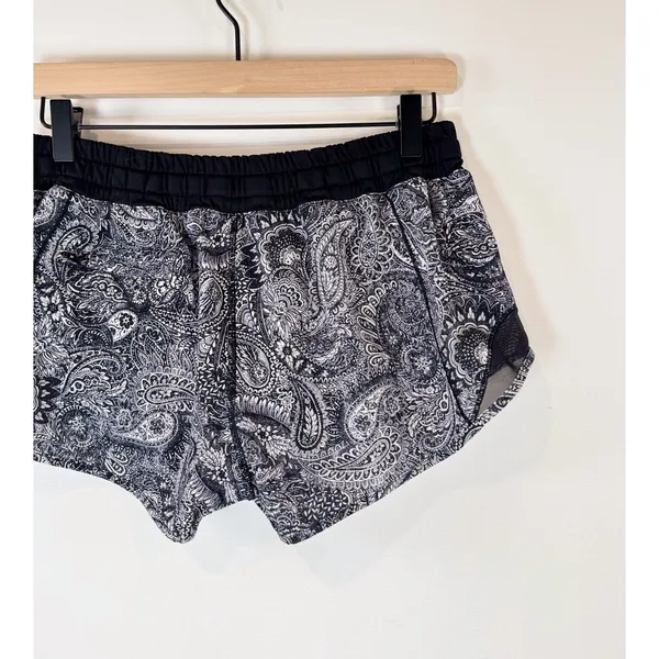 Lululemon Women Shorts Black Hotty Hot Paisley Low Rise Stretch Athletic Size 6 - Image 7