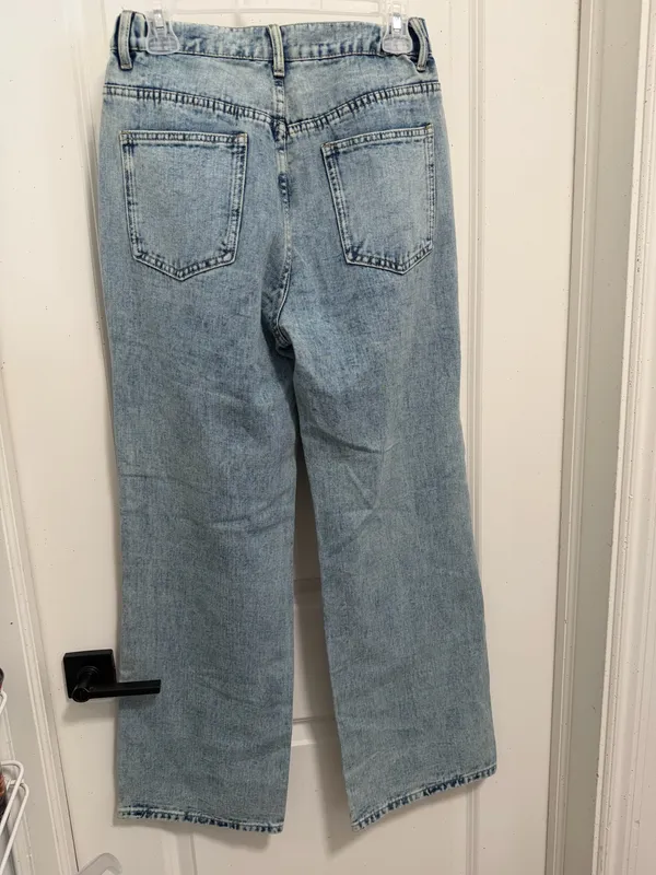 Light wash embellished knee cut women’s jeans - Image 2