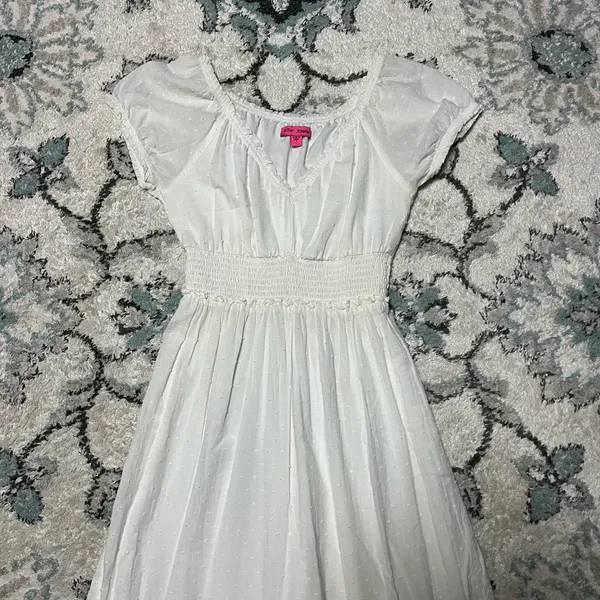 NWOT S Betsey Johnson Cotton Clip Dot Sweetheart Smocked White V-Neck Smocked Midi Dress - Image 4