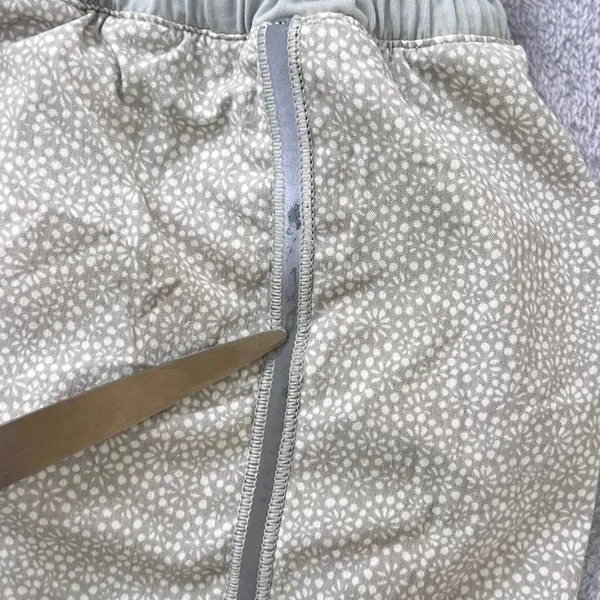 Lululemon Hotty Hot Lined Running Shorts Gray White Ditsy Daisy Print Size 12 - Image 8