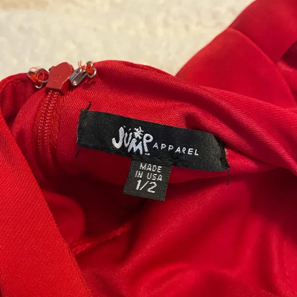 Gorgeous red full length formal gown size 1/2. Built in bra. - Image 4