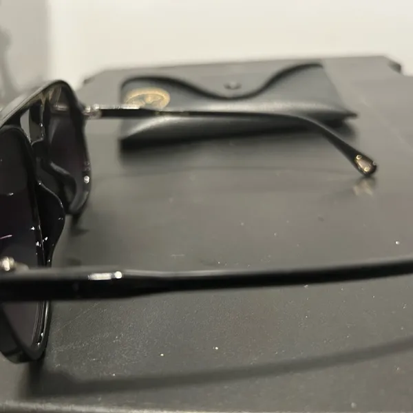Stylish Black Aviator Sunglasses - Image 4