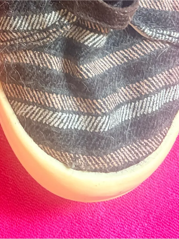Roxy Bayshore slip on shoe -Well loved striped with faux fur lining - flaw - Image 4