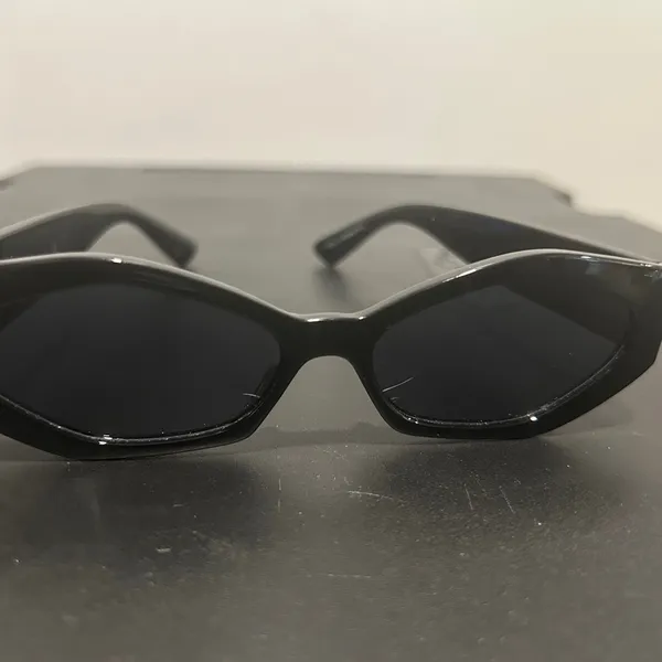 Chic Black Sunglasses - Image 3