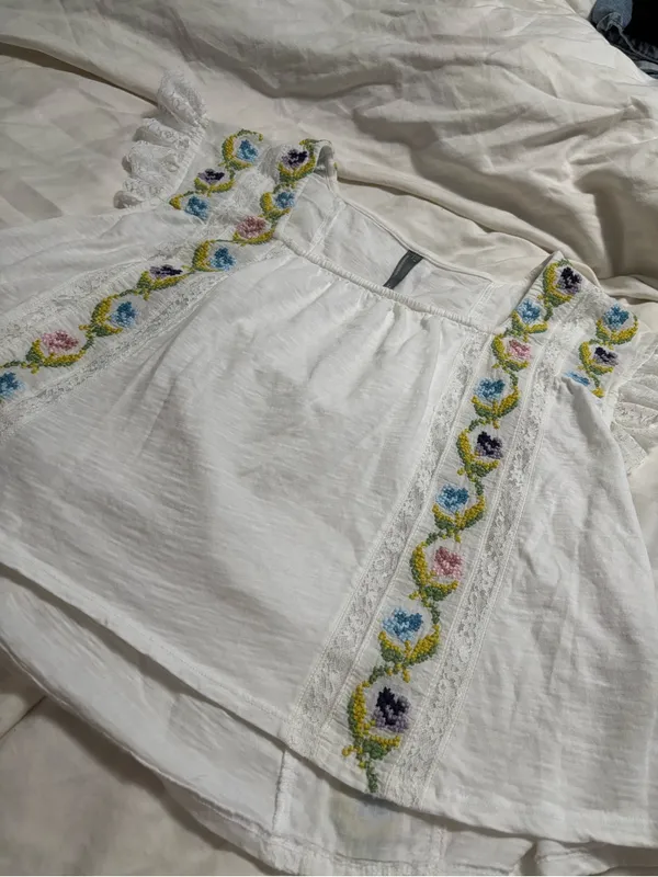 Anthropologie White Embroidered Floral Lace Ruffle Sleeve Blouse Top Size M - Image 3
