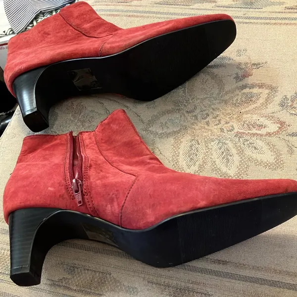 FINAL MARKDOWN Ladies suede booties 8 1/2 wide Size 8.5 - Image 3