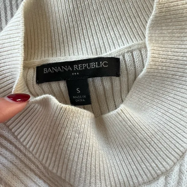 Banana Republic Elegant White Sleeveless Knit Top - Image 6