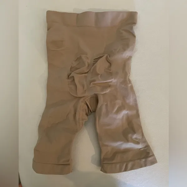Skims NWOT Sculpting Shorts Size S/M Nude Color - Image 3