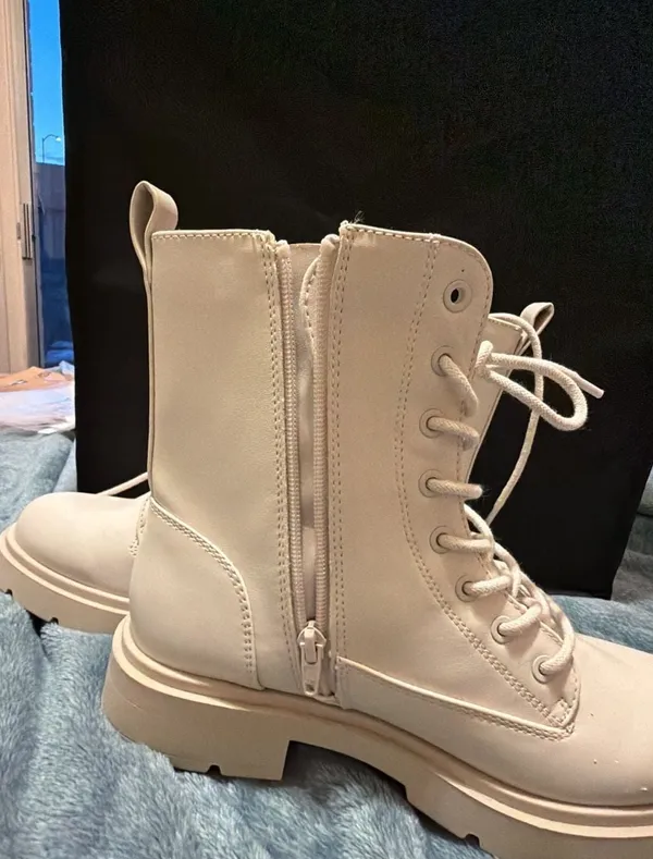 No Boundaries Women's Beige Platform Combat Boots Size 9 - Image 4