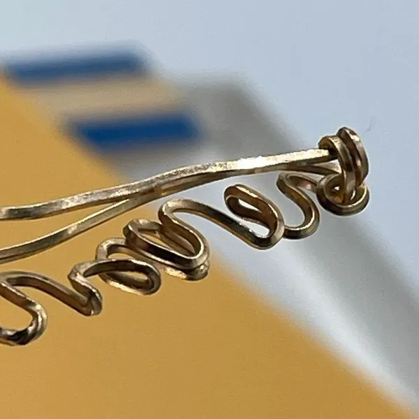Vintage “Viviane” brooch C clasp Gold - Image 5