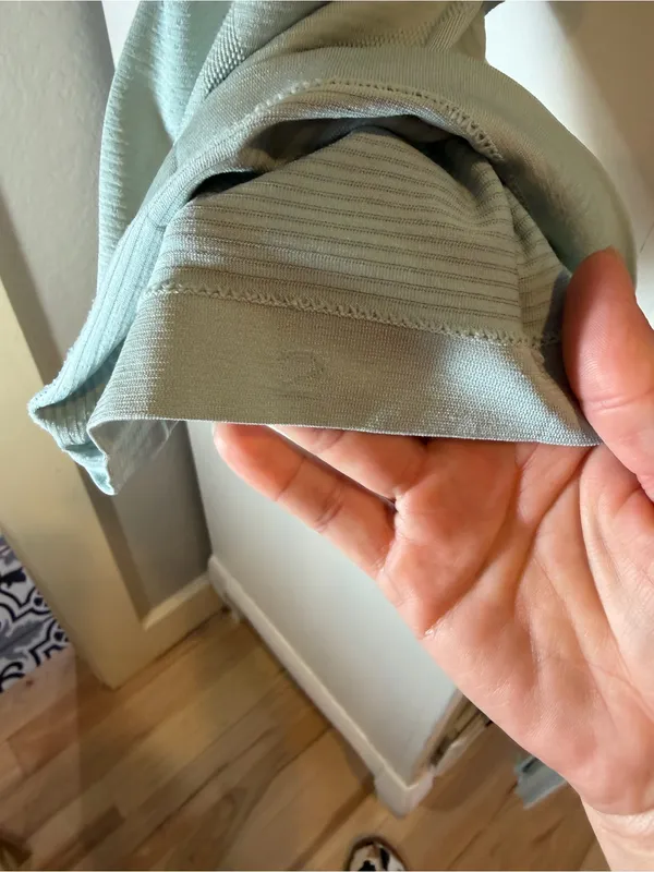 Lululemon blueish/green tank top! Size 2! - Image 4