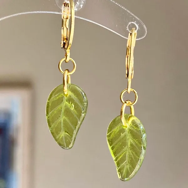 Handmade fairy forest vintage retro aesthetic style simple Czech glass leaf dangle earrings🍃💚 - Image 3