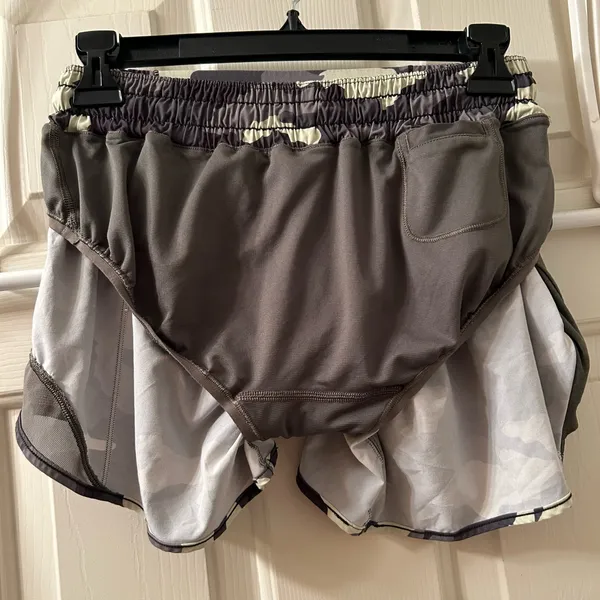Lululemon Hotty Hot Shorts 4” Low Rise Size 6 Heritage 365 Camo Crispin Green - Image 4