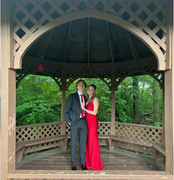 Red prom dress Size 4 - Image 2