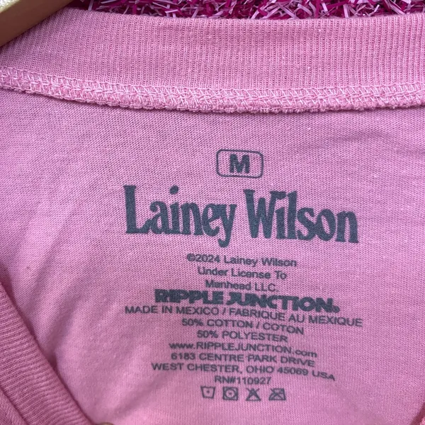 Lainey Wilson 'Heart Like A Truck' Bell Bottom Country Album Pink T-Shirt Medium - Image 4