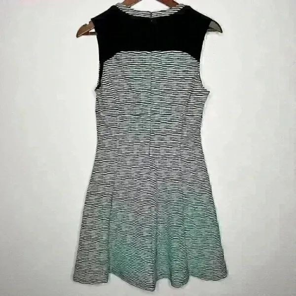 Guess Black/White Stripe Doris sleeveless‎ Textured v-neck dress Sz 8 - Image 2
