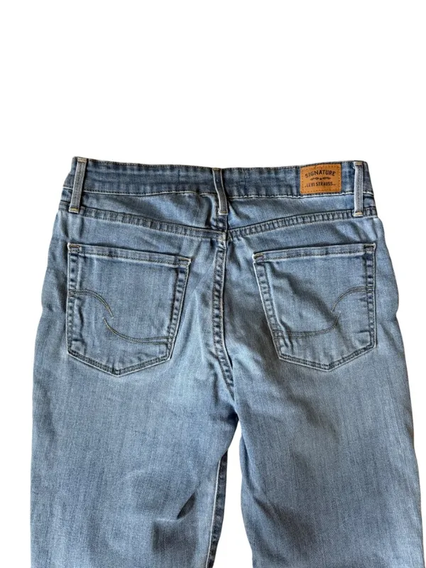 Levi Strauss mid rise slim light wash blue denim jeans women's size 6M - Image 4
