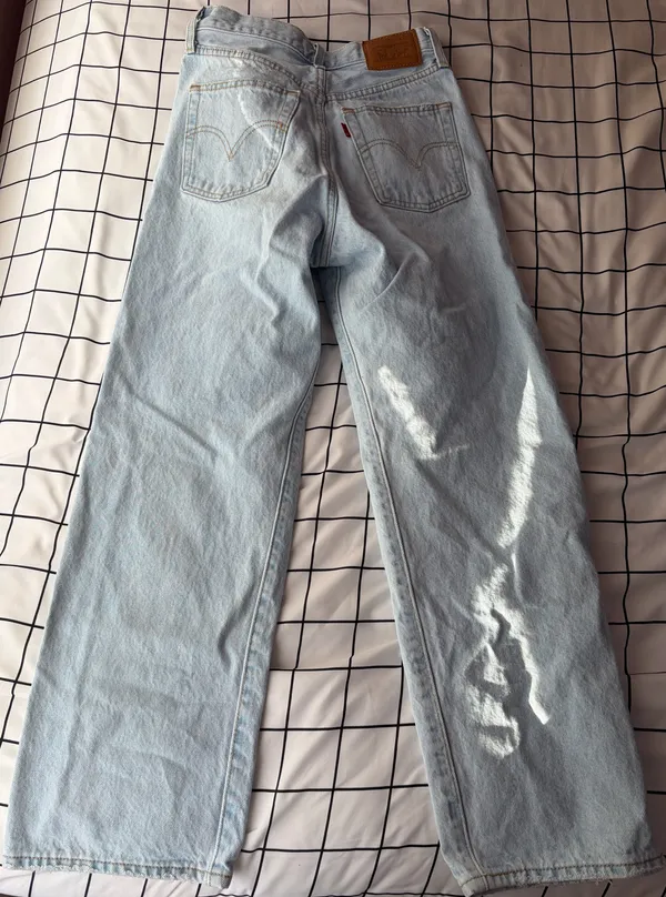 Levi's Woman’s Jeans With Rips, Light Wash Size 25 High Rise - Image 6