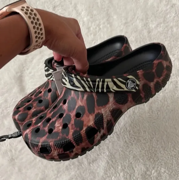 Crocs (NWT) Classic Animal Remix Clogs in Black Multi Animal, Size: 7 - Image 3