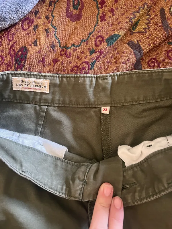 Levi’s Low-Rise vintage green cargo pants - Image 2