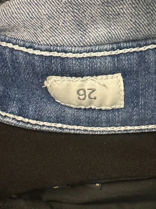 BKE Sabrina medium wash distressed low-rise stretch denim shorts Size 26 - Image 11