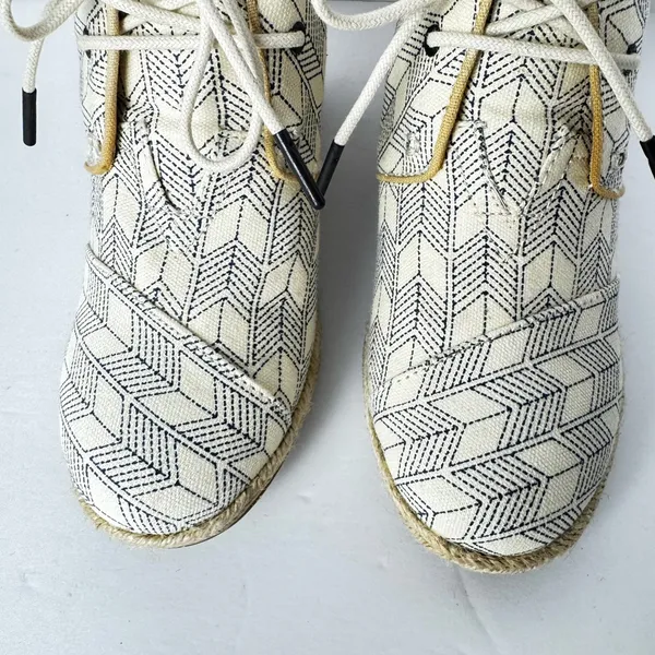Toms Women's Cream and Black Espadrille Boots Size 8 - Image 4