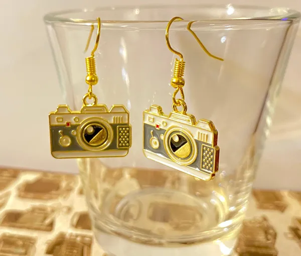 📸 camera dangle earrings - Image 2