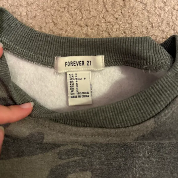 Forever 21 Cropped Camo Crewnec - Image 2