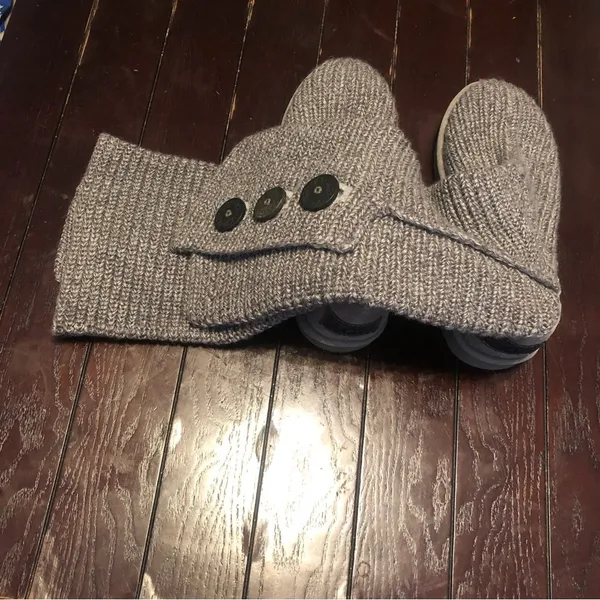 UGG Classic Cardy knitted sweater 3 button fold over boots.Silver color. Size: 8 - Image 3