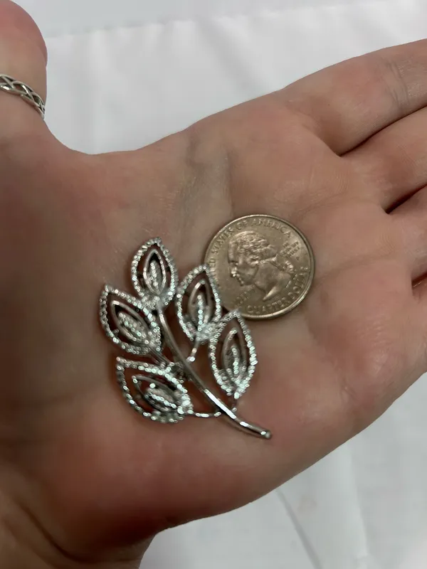 Silver tone brooch with leaves - Image 3