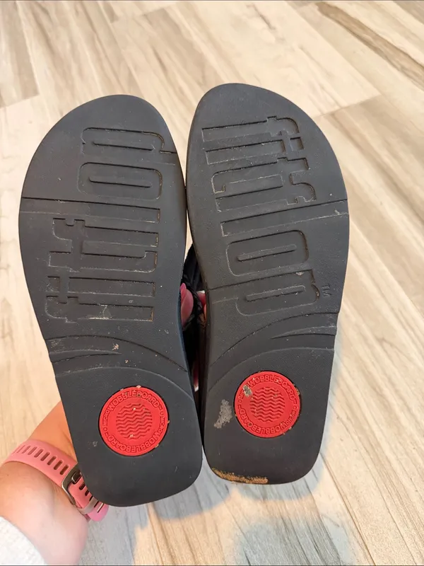 FitFlop Flip Flops Black Size 8.5 - Image 3