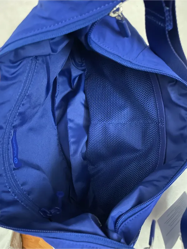 Lululemon NWT Slouchy Sling Bag Blue 6L Adjustable Straps Water Repellent - Image 8