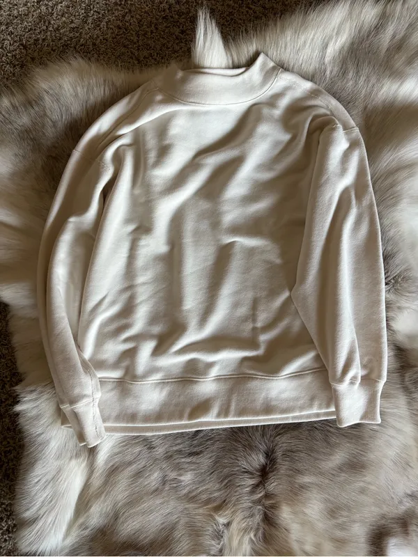 Women's Abercrombie Cream Relaxed Crewneck Sweatshirt - Image 8