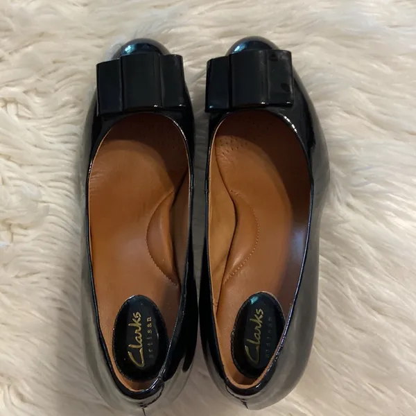 Clarks Artisan Shoes size 8.5 patend leather with bow color black - Image 8