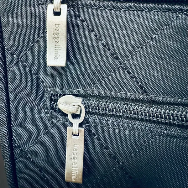 Baggallini Triple Zipper Travel Crossbody Bag Black Pristine Condition - Image 5