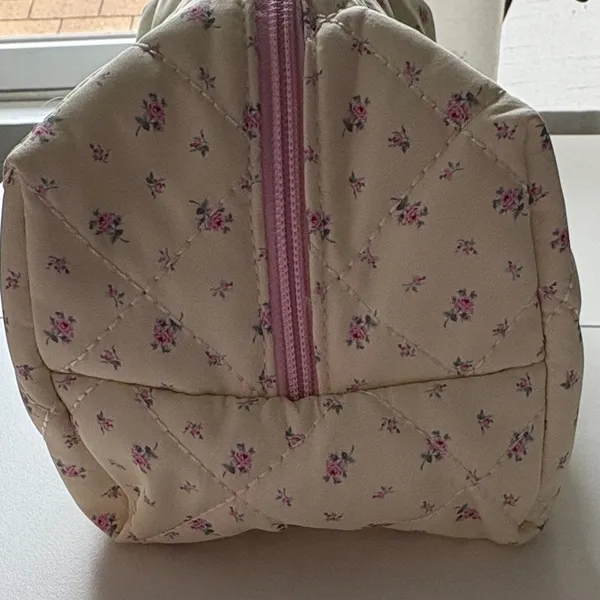 Charming Floral Quilted Cosmetic Bag - Cream - Image 3