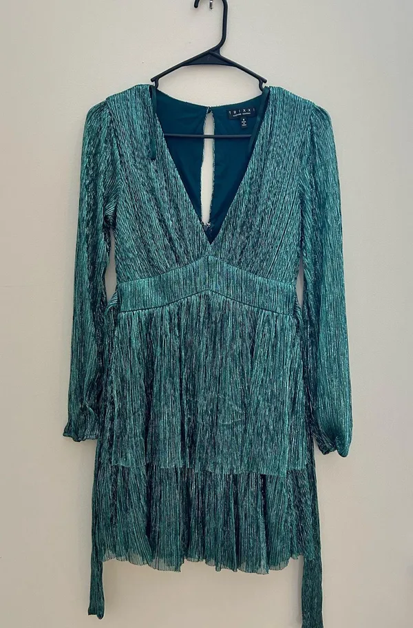 Trixxi Pleated Emerald Green Metallic Tiered Sparkle Mini Dress - Image 2