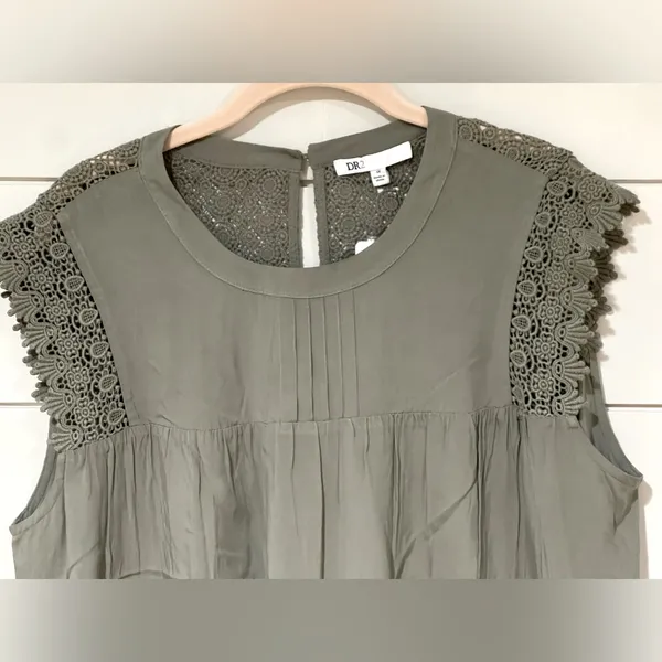DR2 Olive Green Sleeveless Top with Lace and Ruffle Size 1X - Image 2
