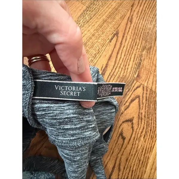 Victoria's Secret Gray Heather Twist-Front Sports Bra Size Medium - Image 3