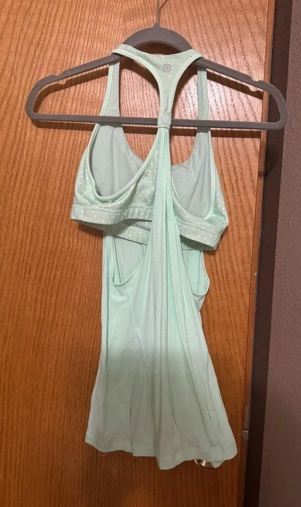 Two Lululemon tanks with built in sports bra size 6 - Image 7