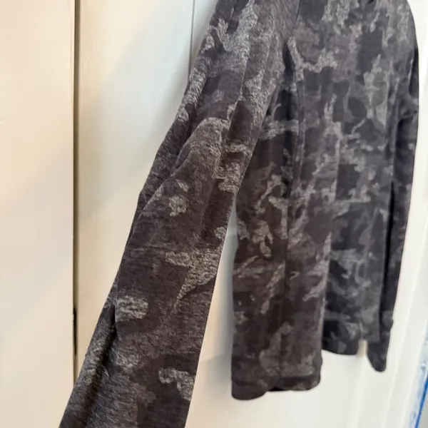 Lululemon grey camo long sleeve athletic shirt size 8 - Image 9