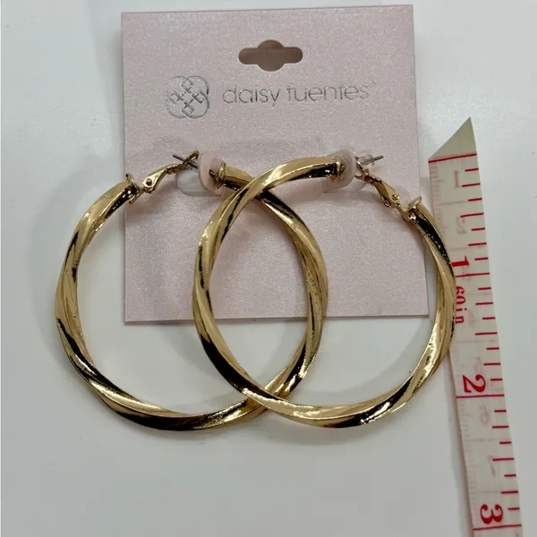 Daisy‎ Fuentes Elegant Large Solid Gold Tone Hoop Earrings NWT - Image 5