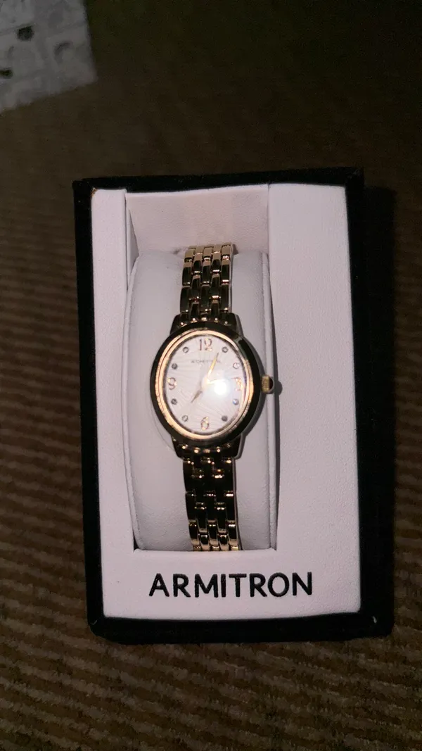 Armitron gold tone watch - Image 3
