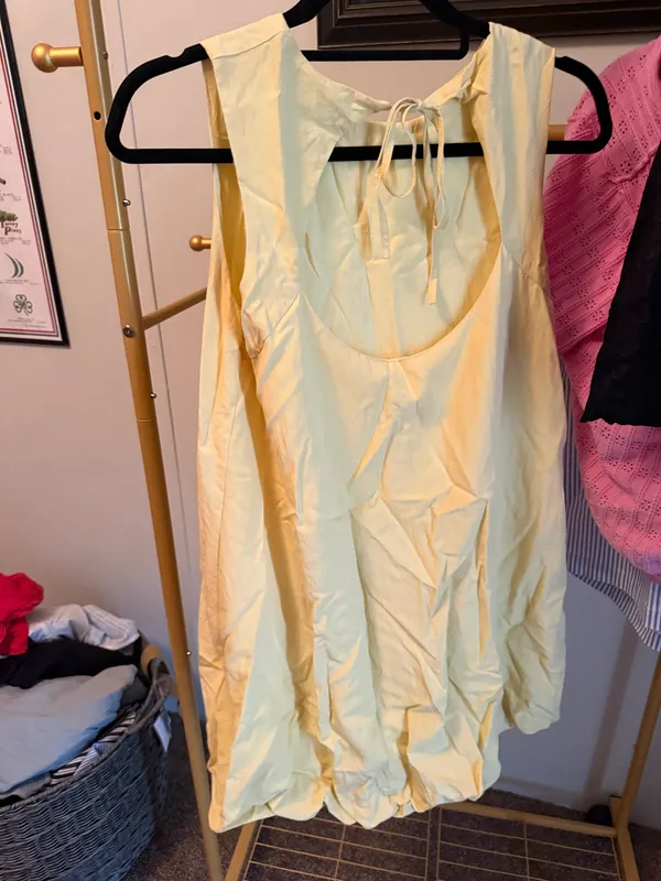 Needs a good steam but wore to a concert and haven’t picked it back up. Yellow bubble dress very flattering on - Image 2