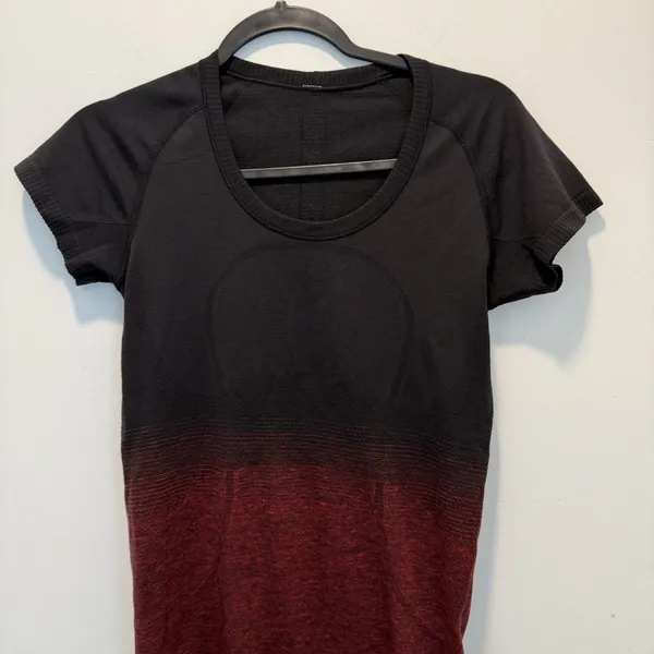 VERY RARE Lululemon Women's Run Swiftly Tech Red Black Ombre Short Sleeves Sz 9 - Image 4